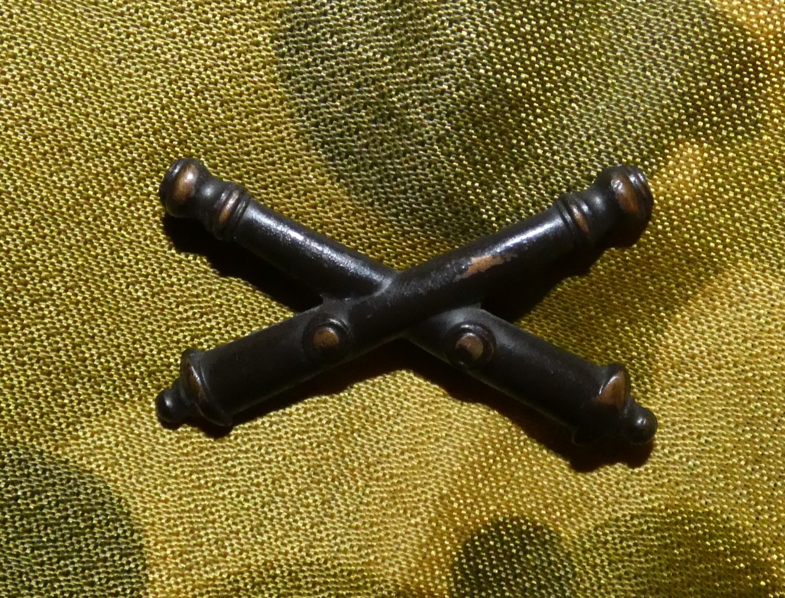 US Army WW1 M1904 Artillery Officers 45mm Bronze Pinback Collar Badge