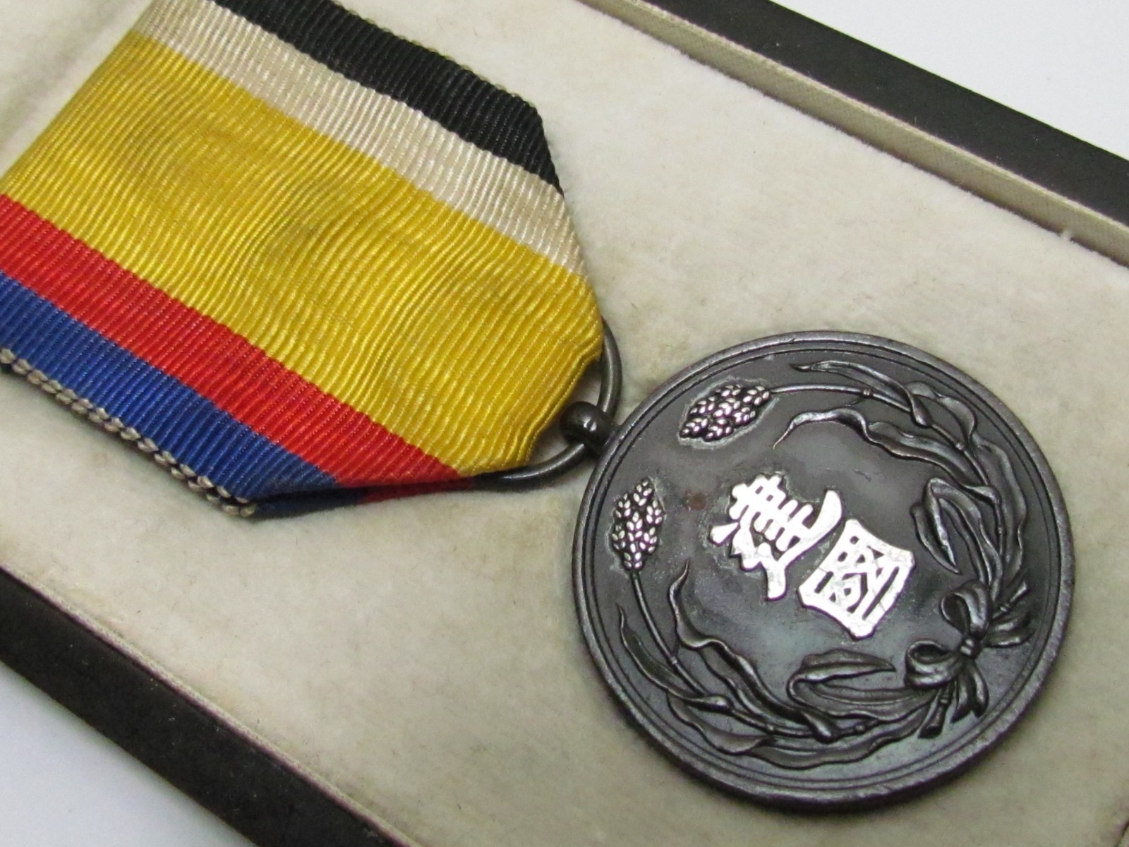 JAPANESE MEDAL MANCHUKUO NATIONAL FOUNDATION MANCHURIA WW2 CHINA BADGE WWII 1933 JAPANESE MEDAL MANCHUKUO NATIONAL FOUNDATION MANCHURIA WW2 CHINA BADGE WWII 1933