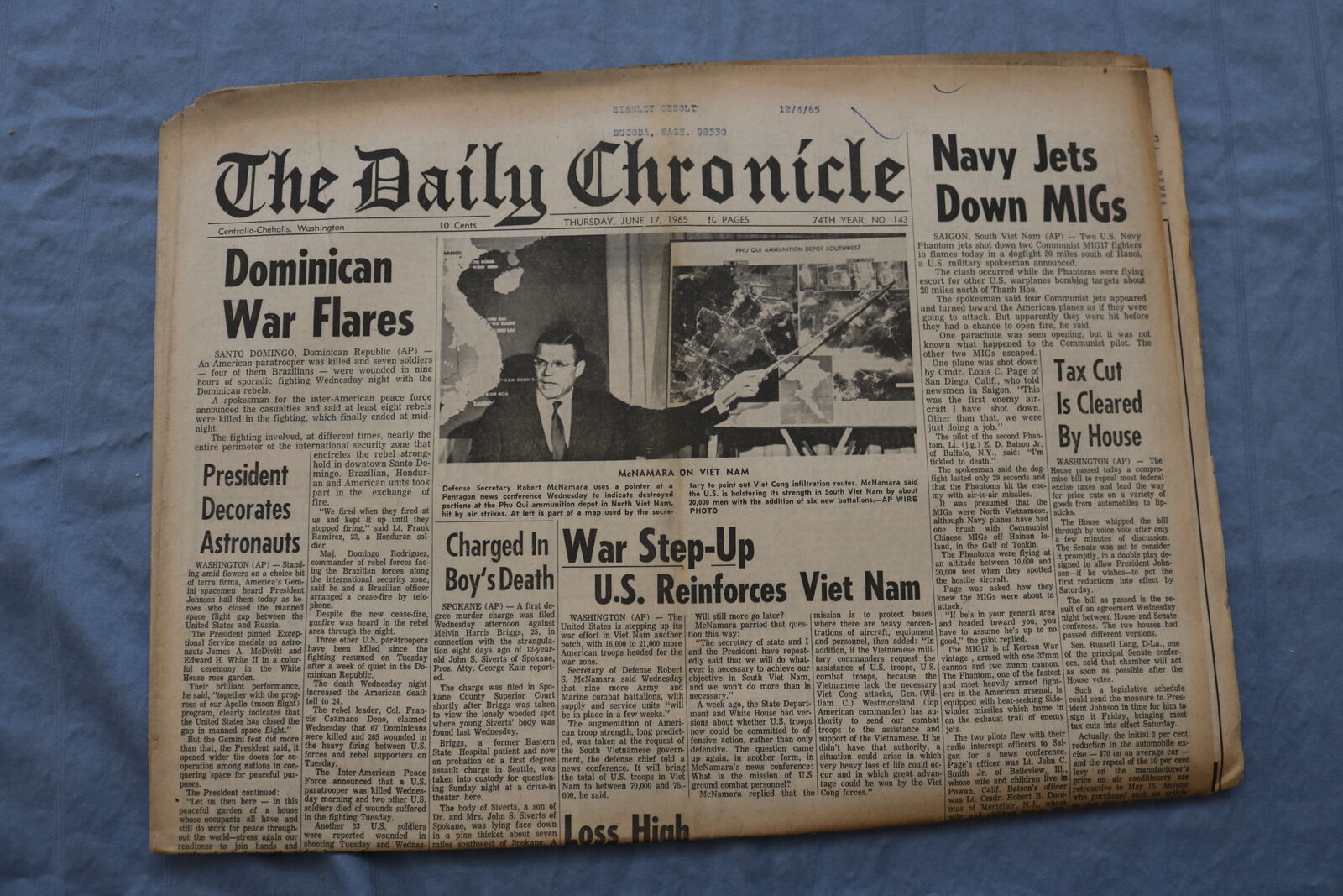 1965 JUNE 17 THE DAILY CHRONICLE NEWSPAPER - NAVY JETS DOWN MIGS - NP 8525