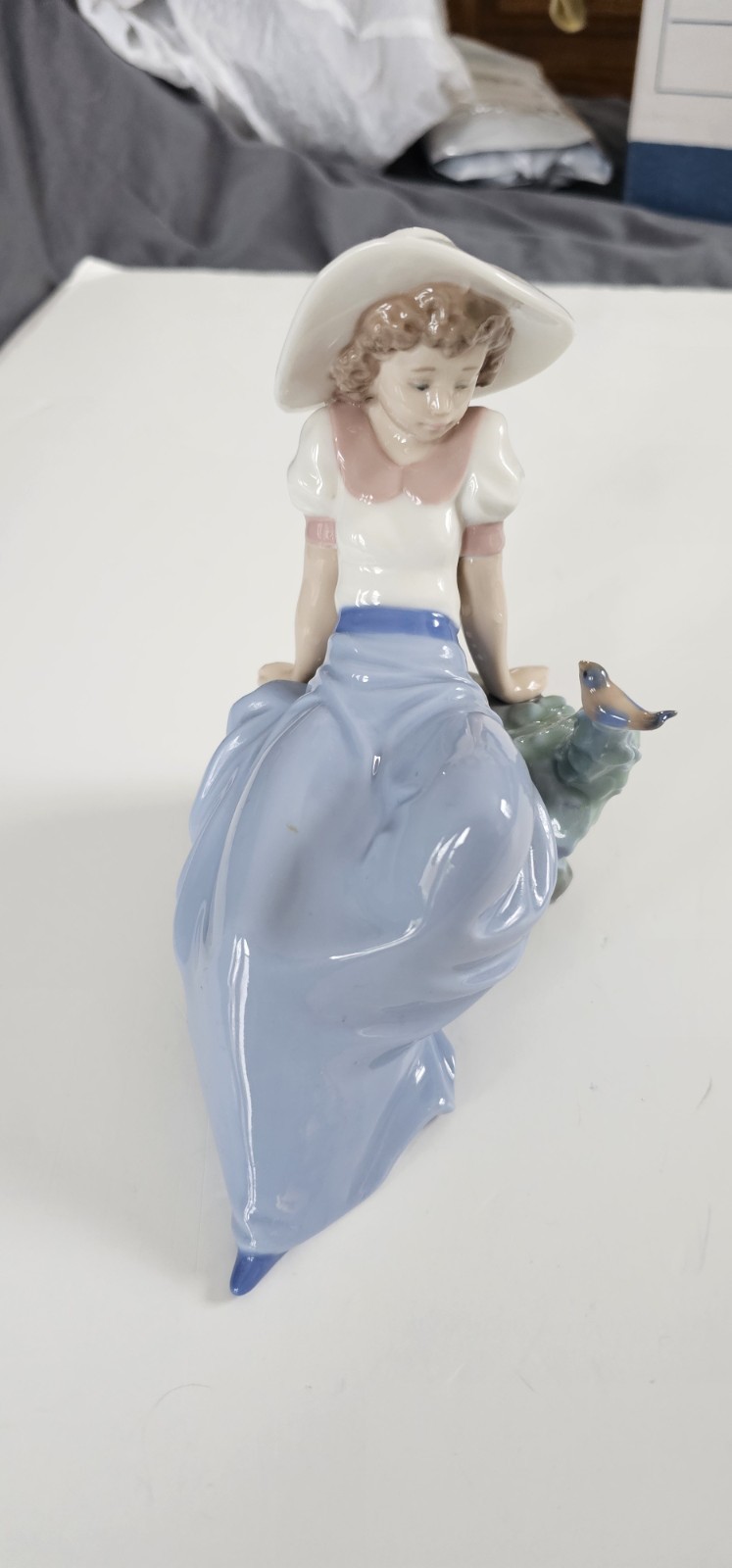 Nao Lladro No 1042, Peaceful Girl With Blue Bird