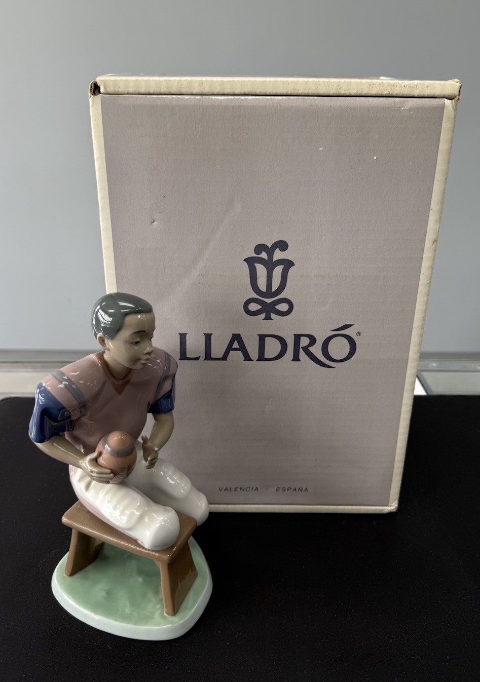 Lladro Black Legacy Figurine FOOTBALL STAR With Original Box Lladro Black Legacy Figurine FOOTBALL STAR With Original Box