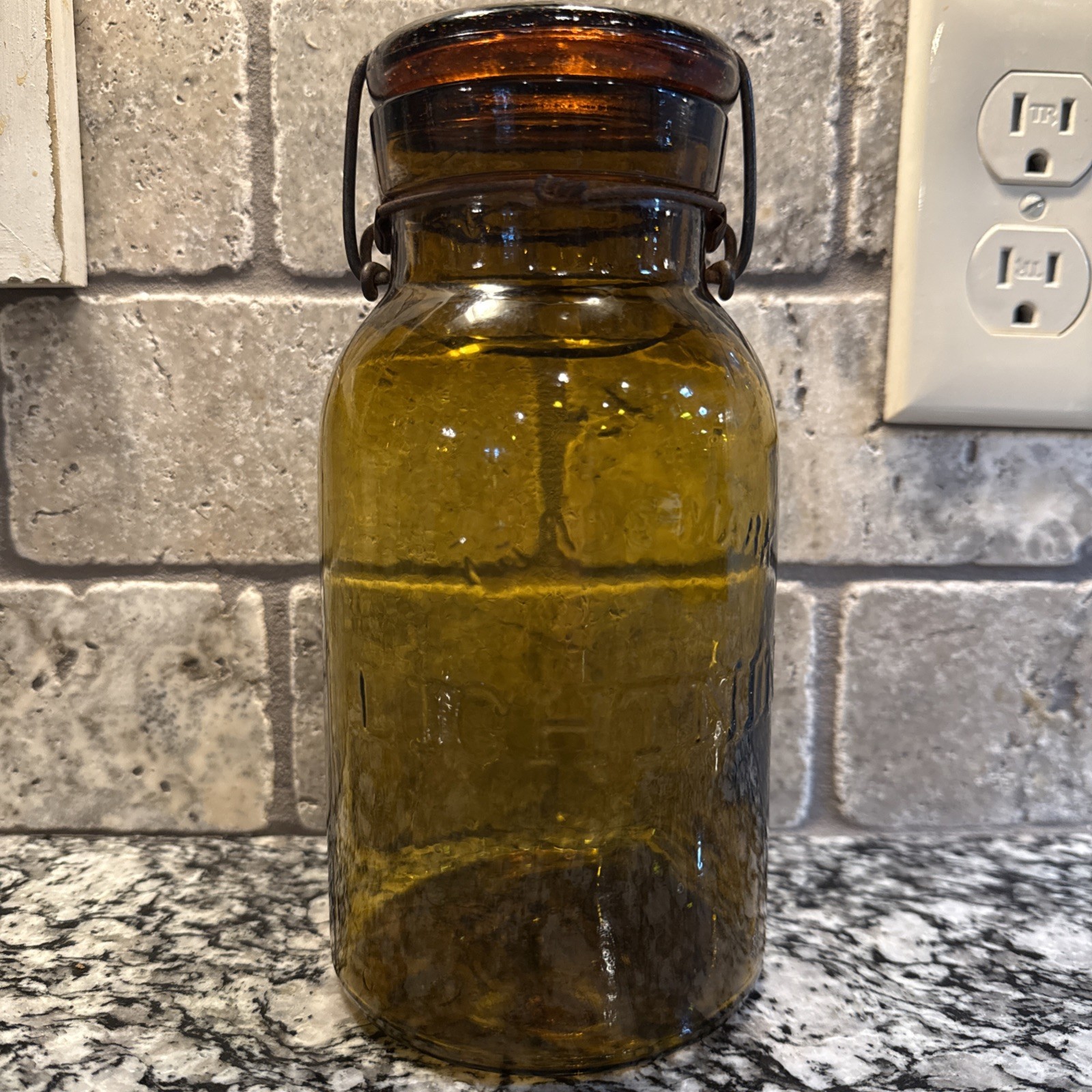 Antique TRADE MARK LIGHTNING PUTNAM #245 Amber Wire Bail Closure pt. Fruit jar