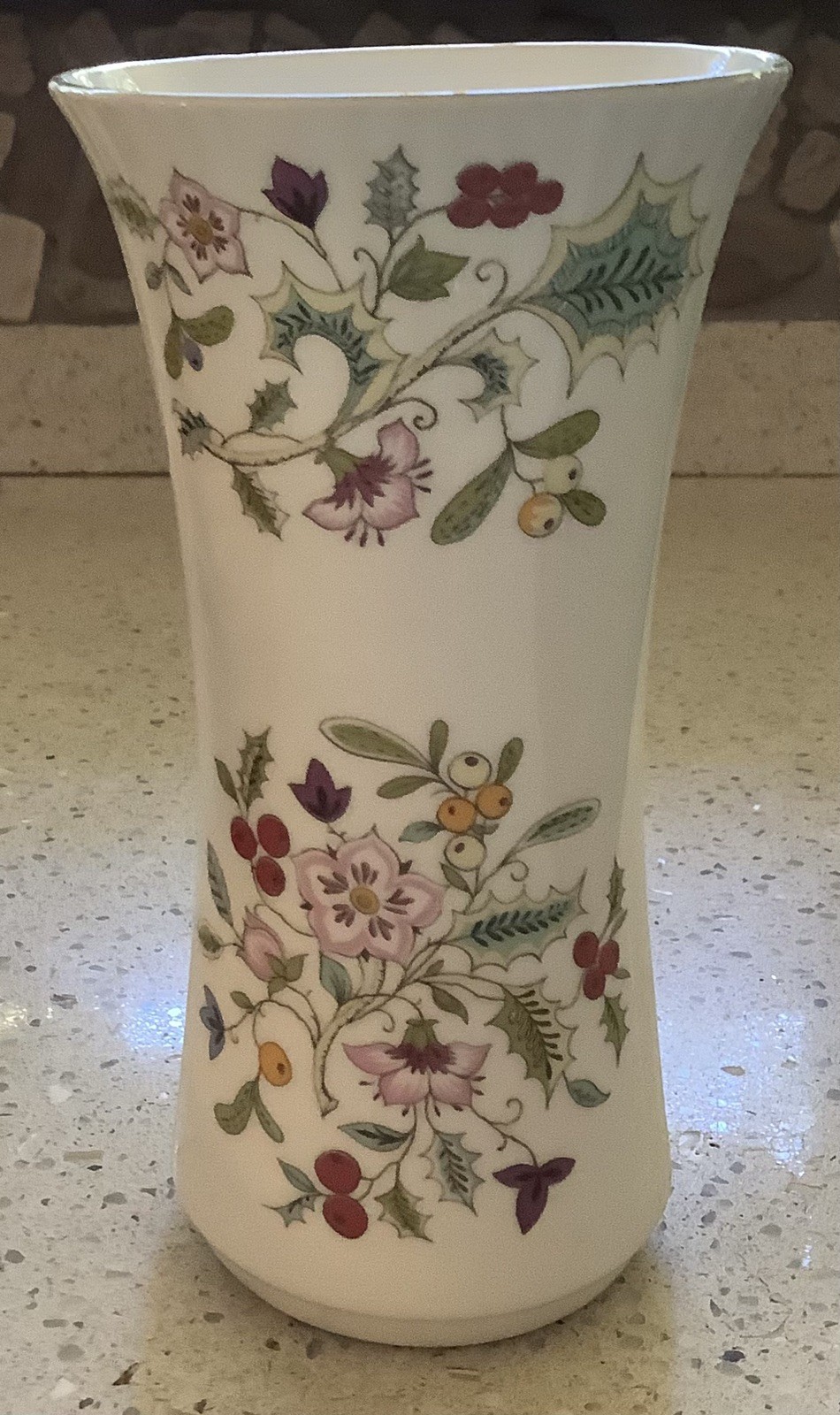 Vintage MINTON 1995 “ HOLLY BERRY” Bone China Fluted Vase, 6”, MINT Vintage MINTON 1995 “ HOLLY BERRY” Bone China Fluted Vase, 6”, MINT