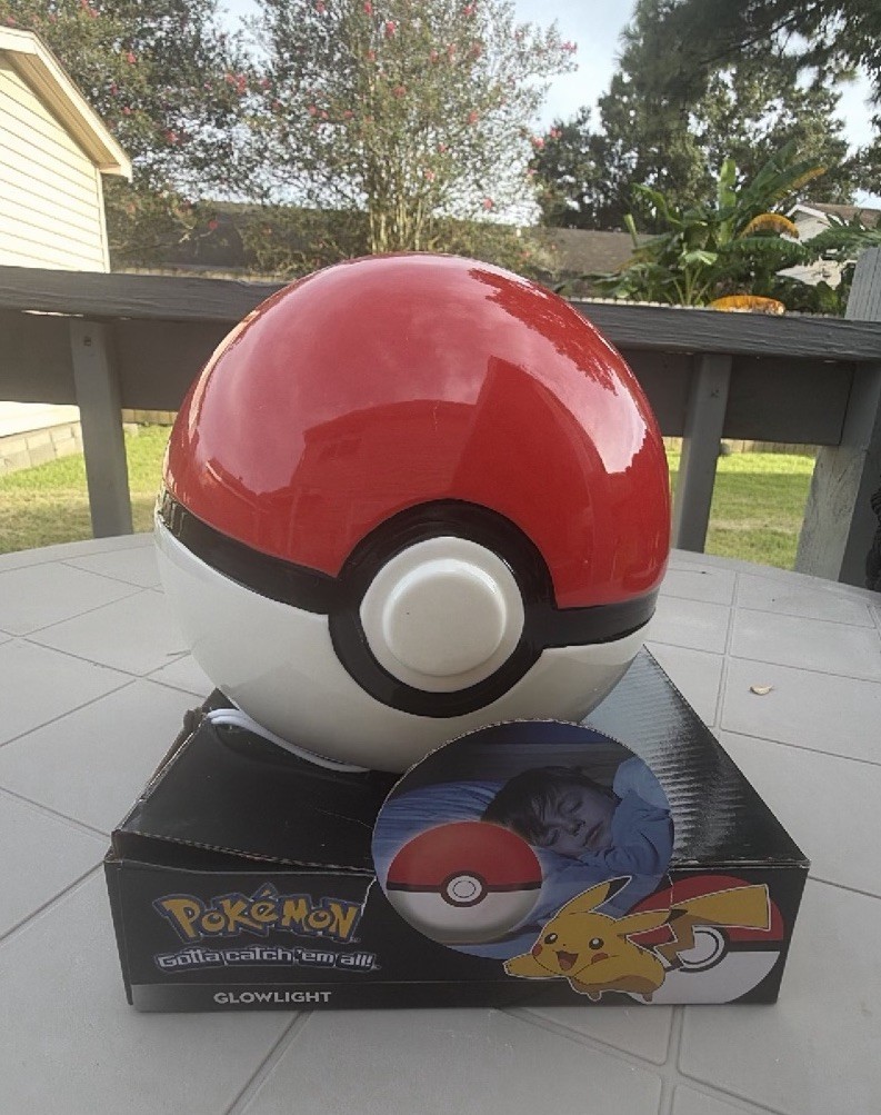 Pokémon Master Ball Poké Ball Glowlight Lamp Display Box with Pikachu