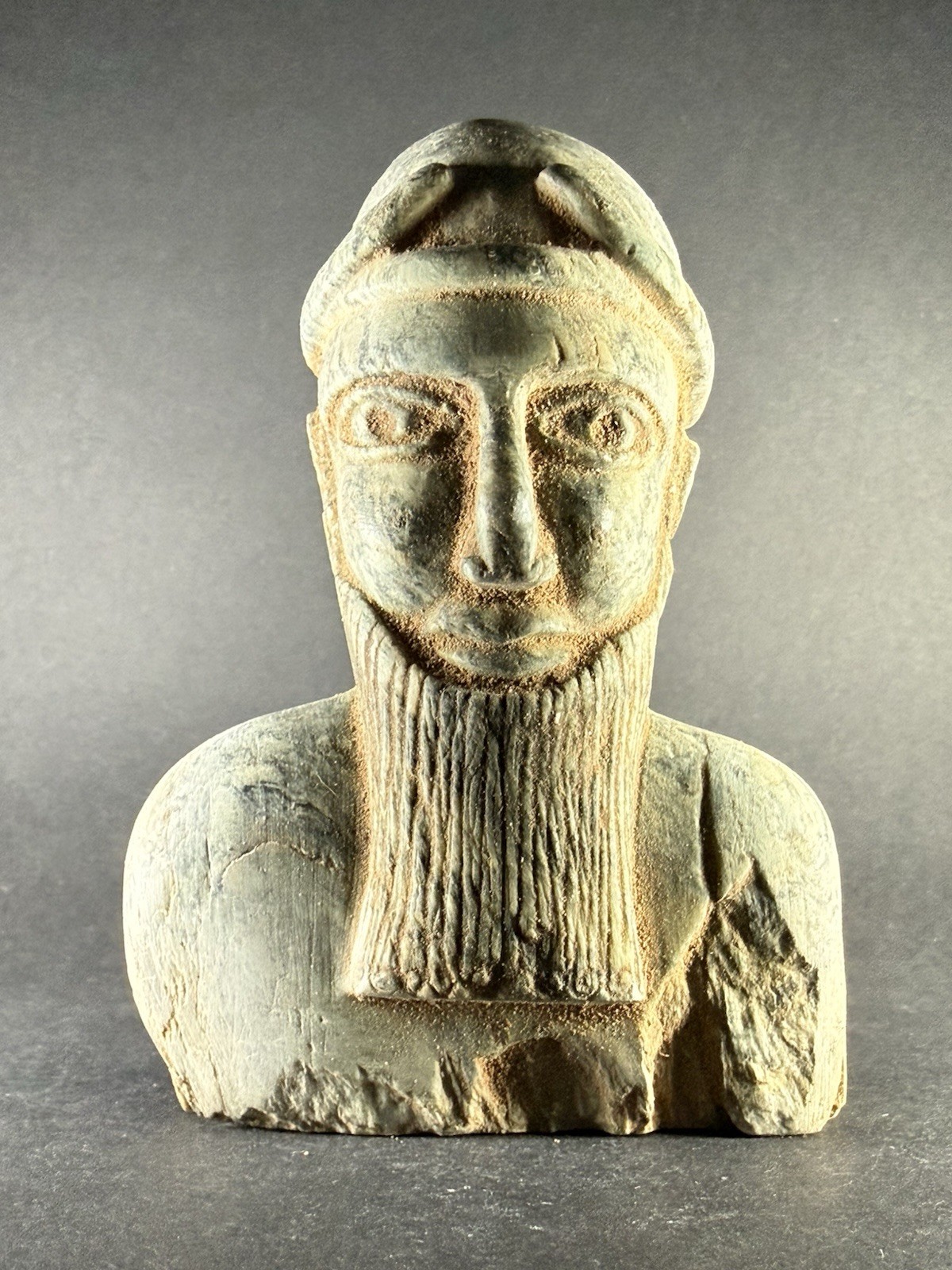 STUNNING ANCIENT N-EASTERN STONE STATUE FRAGMENT DEPICTING KING / RULER C 2500BC