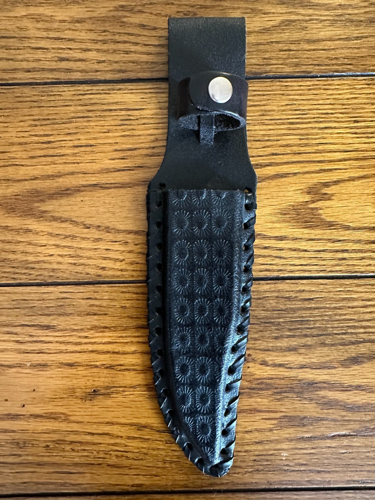 Robust vintage ornate synthetic sheath for 5.5\