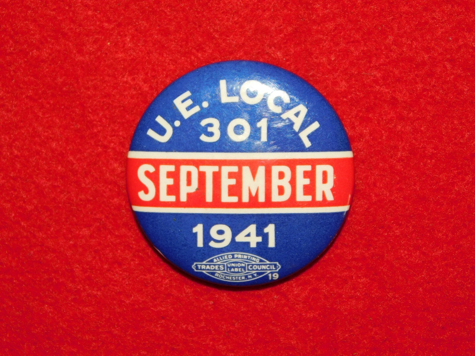 VINTAGE PINBACK BUTTON WWII 1941 U E LOCAL 301 UNION LABEL TRADES ROCHESTER NY
