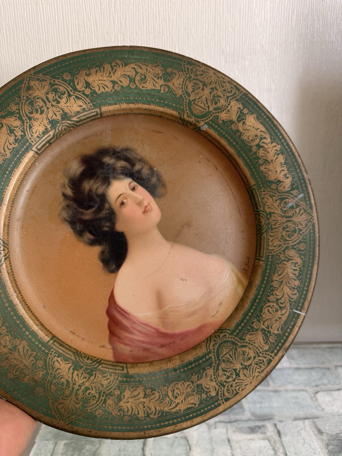 VINTAGE, ORIGINAL 1905 METAL VIENNA ART PLATE, 