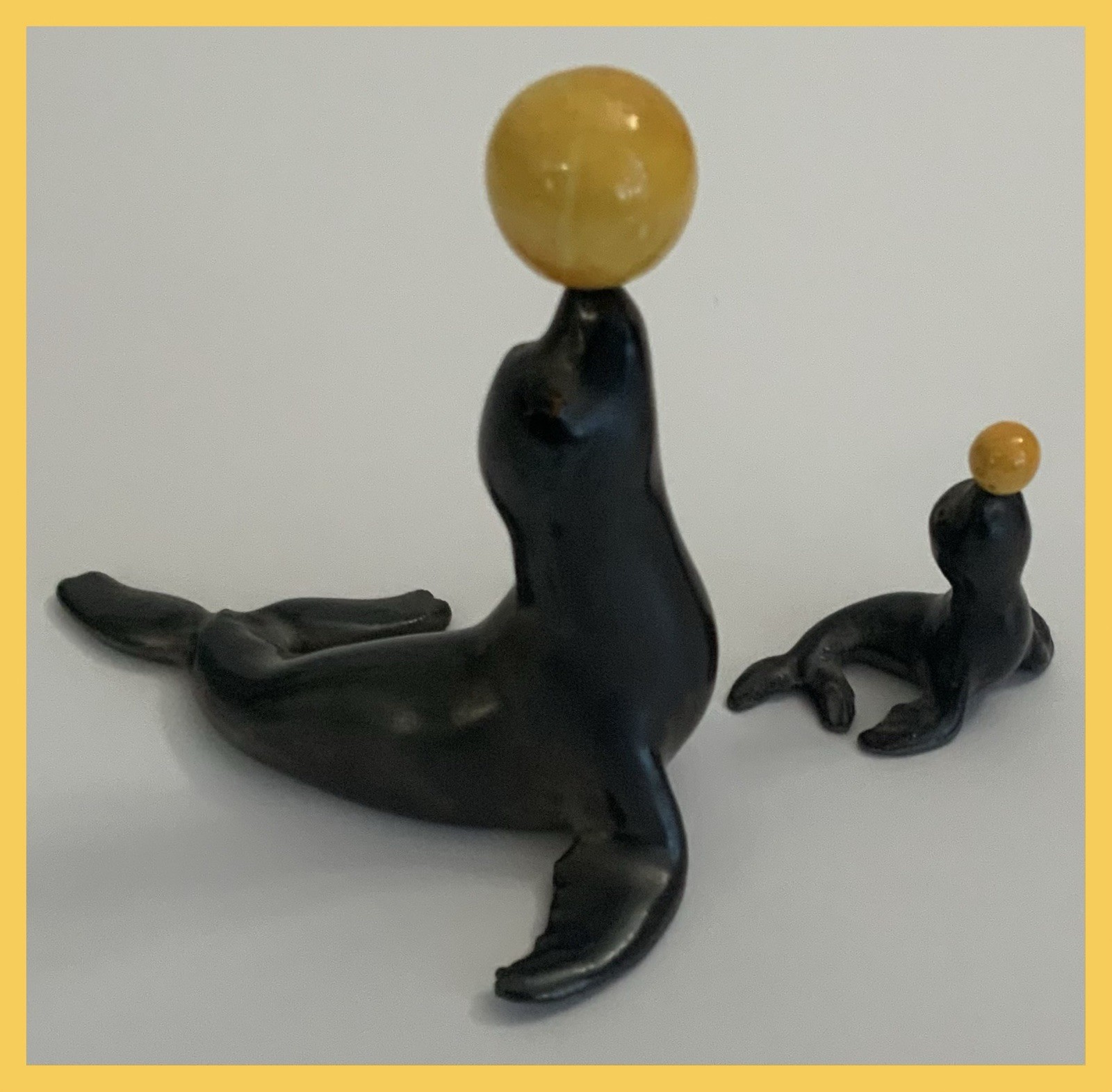 Vtg HAGEN RENAKER Set Of 2 Grey SEALS W/Yellow Balls - Mama & Baby Seal