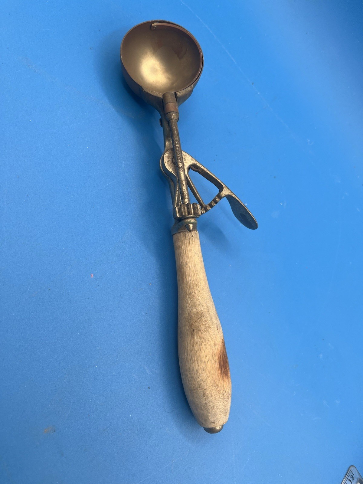 Antique Gilchrist No.31 Ice Cream Scoop Wood Handle Size 24