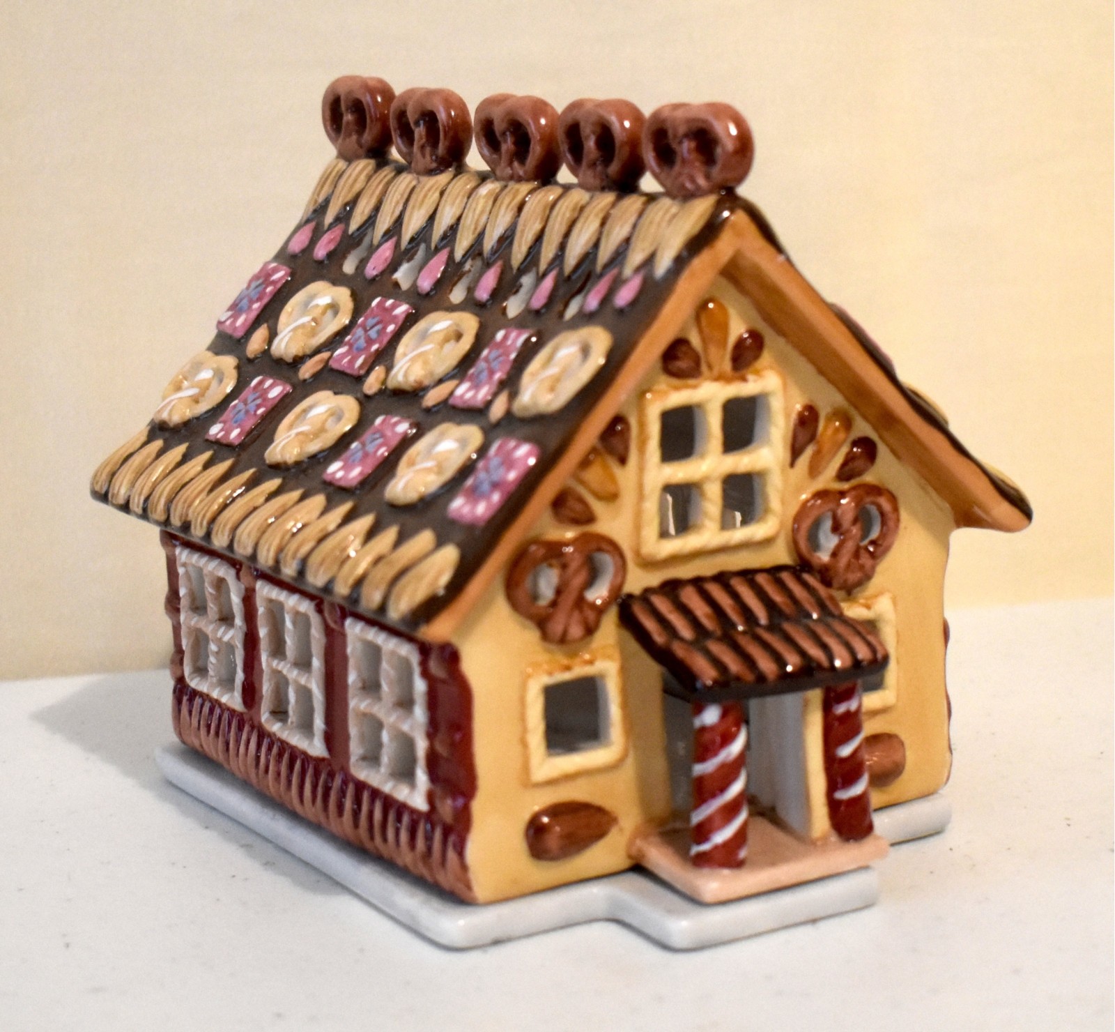 Villeroy Boch GINGER VILLAGE Tea Light Pretzel House Candle Holder Christmas