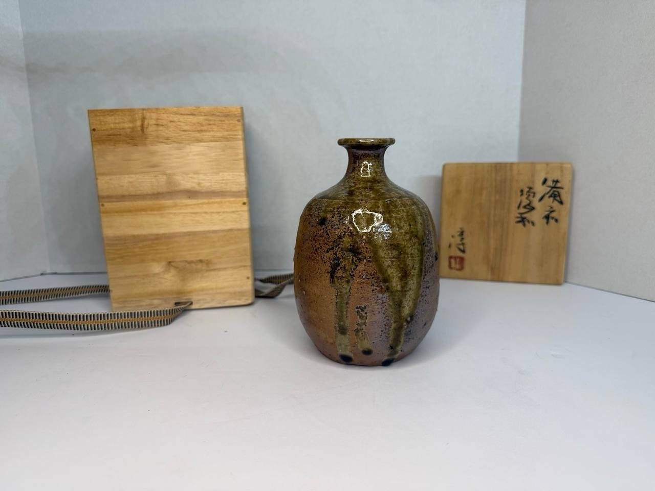 Jun Isezaki Bizen Tokkuri Sake Bottle Living National Treasure Signed Tomobako