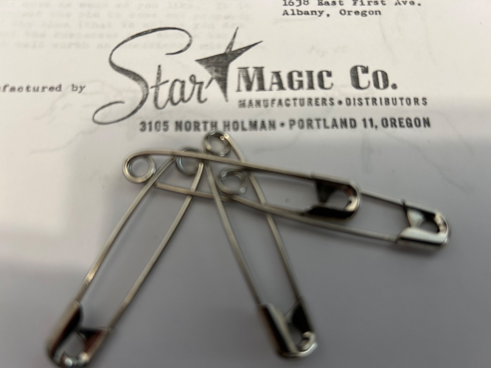CLOSE UP TRICKS LINKING PINS AND LUCKY DICE BY G SPARKS MAGIC