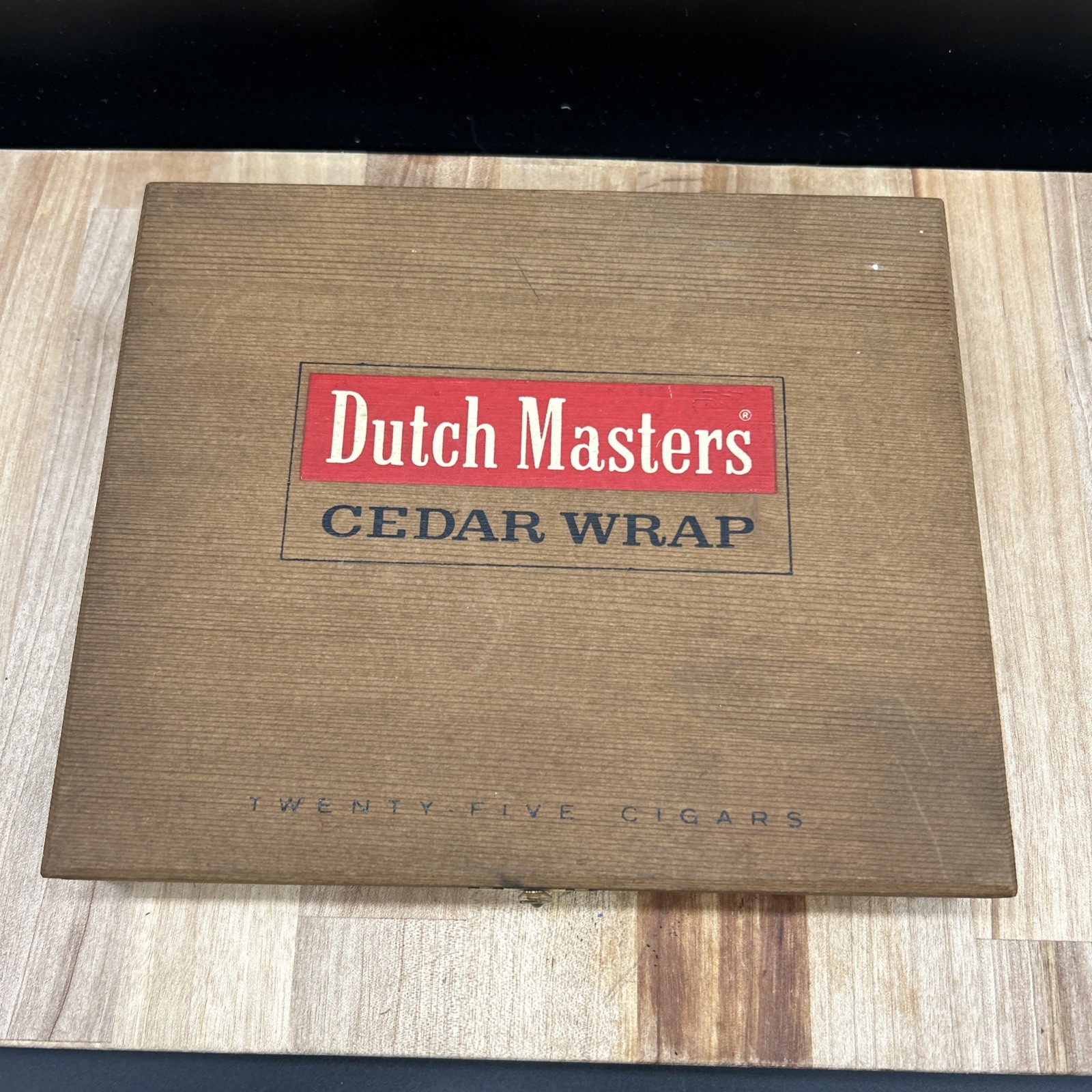 Vintage Dutch Masters Cedar Wrap Cigar Box With Hinged Lid For 25 Cigars EMPTY Vintage Dutch Masters Cedar Wrap Cigar Box With Hinged Lid For 25 Cigars EMPTY