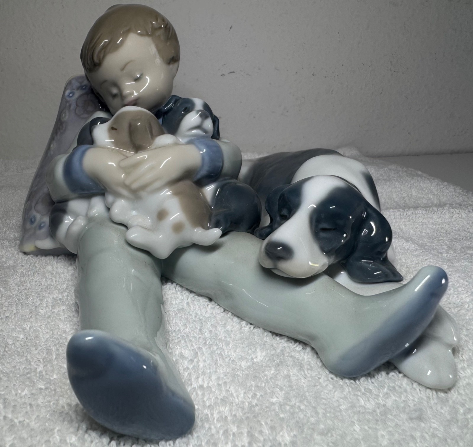 LLADRO PORCELAIN FIGURINE-SWEET DREAMS Model No. 1535