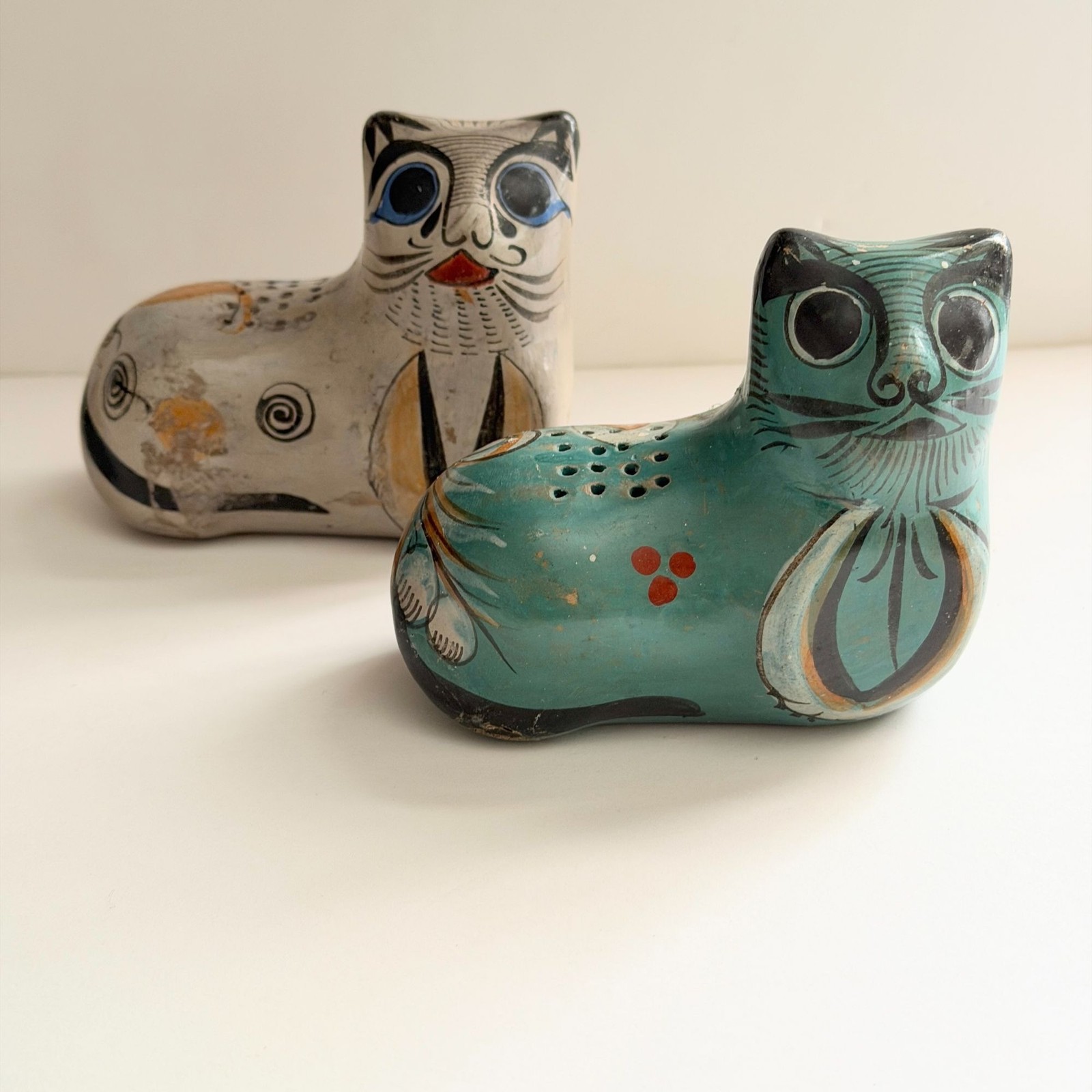Vintage Set of Two Cat Figurines Tonala Mexico Folk Art Pottery 4 x 3.5\