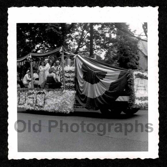 USO MILITARY PARADE FLOAT SAILORS WOMEN DANCING OLD/VINTAGE PHOTO- I241
