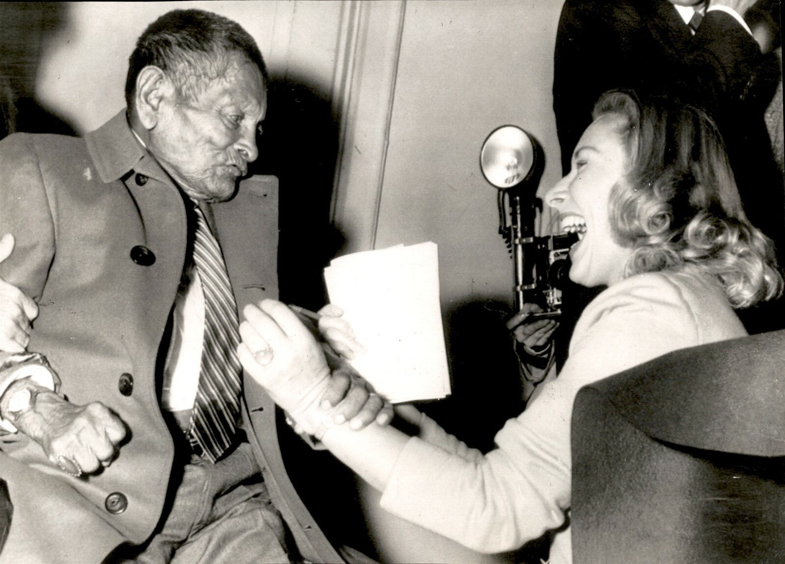 LG914 1956 UP Wire Photo 167 YEAR OLD THROWS PUNCH AT GIRL REPORTER IN NEW YORK