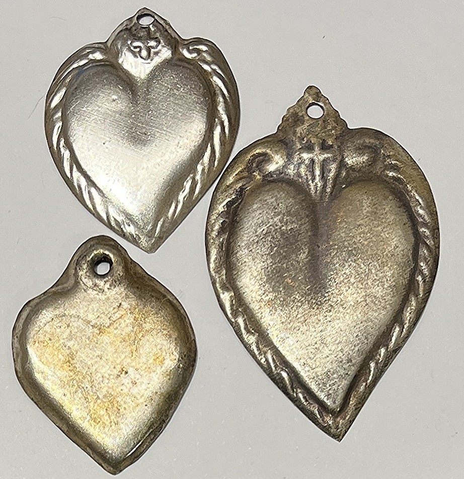 Hispanoamerican antique Ex Votos lot x3 Hearts, Miracles, lamine du metal