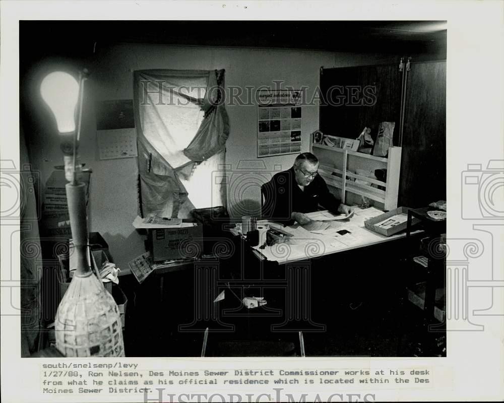 1988 Press Photo Des Moines Sewer District commissioner Ron Nelsen at his desk 1988 Press Photo Des Moines Sewer District commissioner Ron Nelsen at his desk