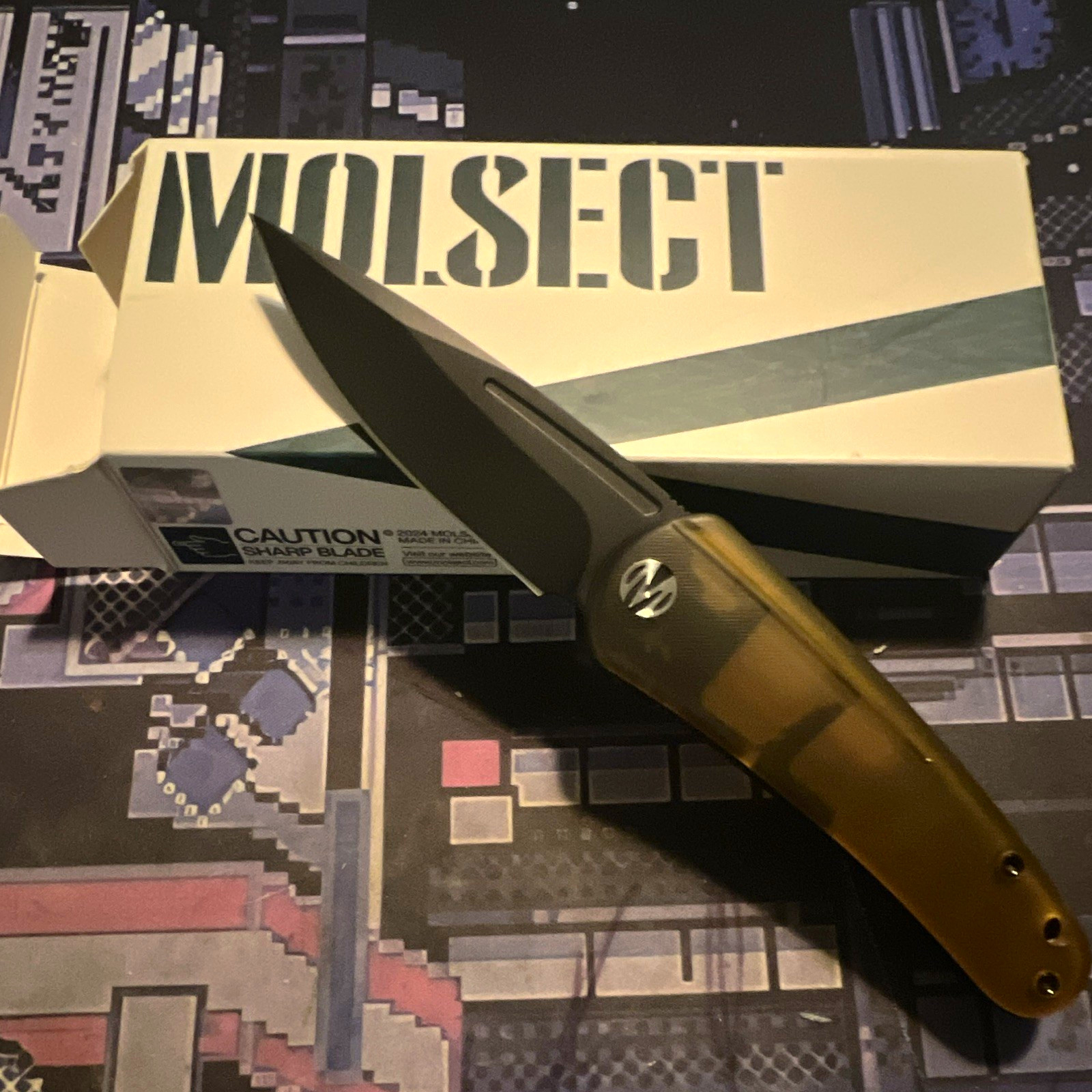 MOLSECT Orbit M1066P Pocketknife 14C28N Blade PVC Handle Drop Point Clip