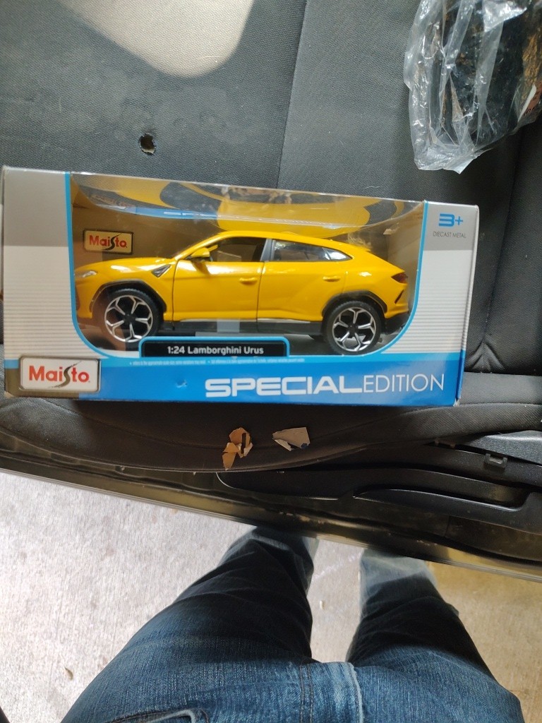 Lamborghini Urus Yellow 1/24