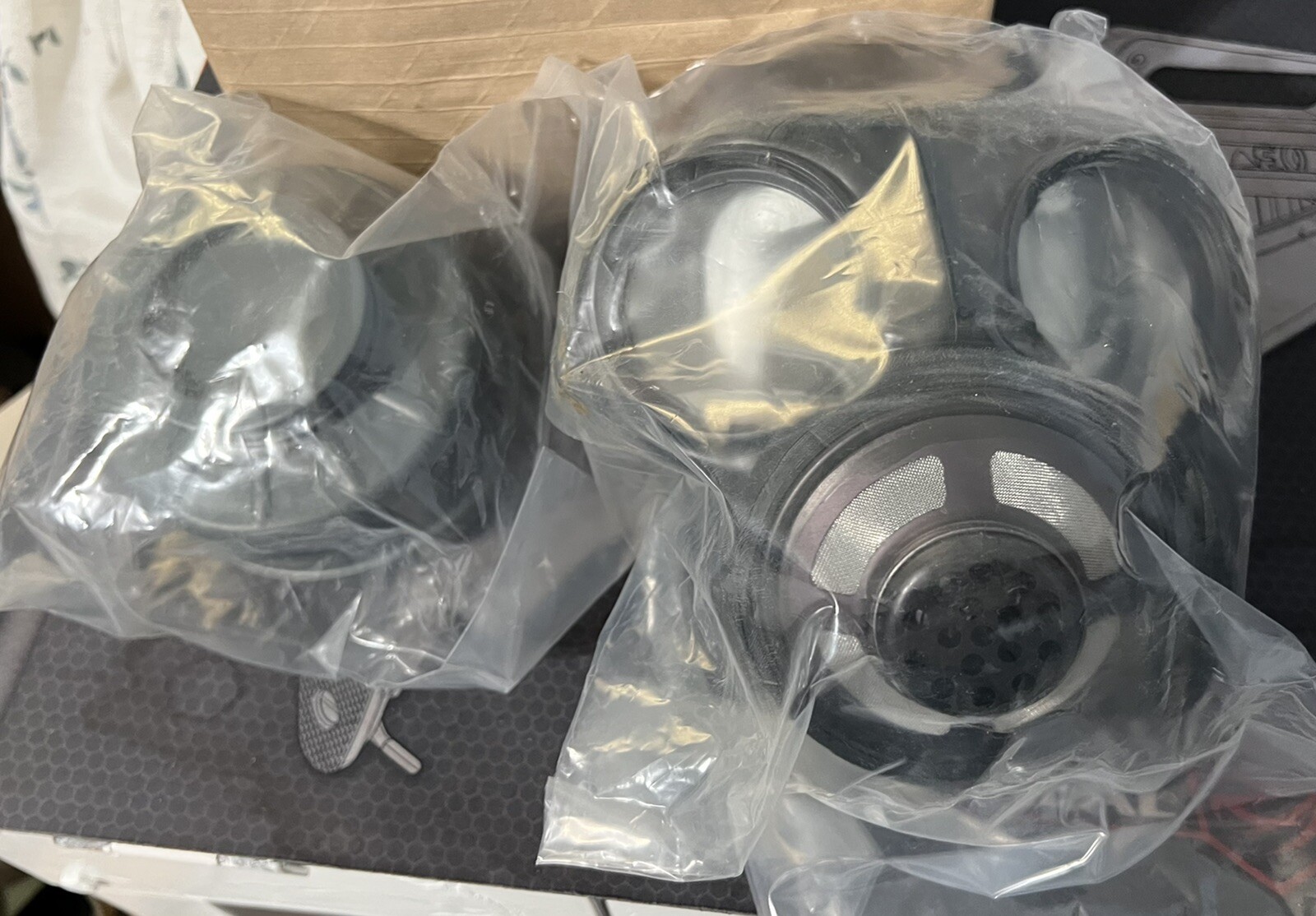CANADIAN MILITARY GAS MASK VINTAGE BRAND NEW SEALED *@*