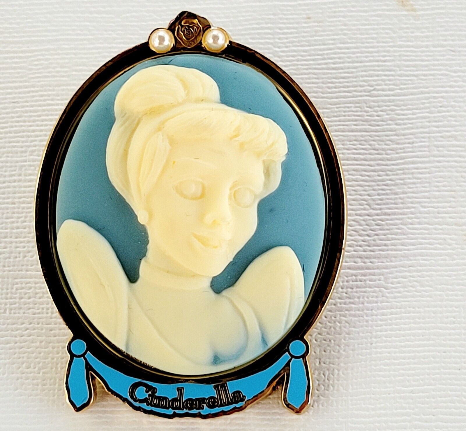 2003 Disney WDW Exclusive Porcelain Sculpted Cameo Pearls Cinderella Pin NEW
