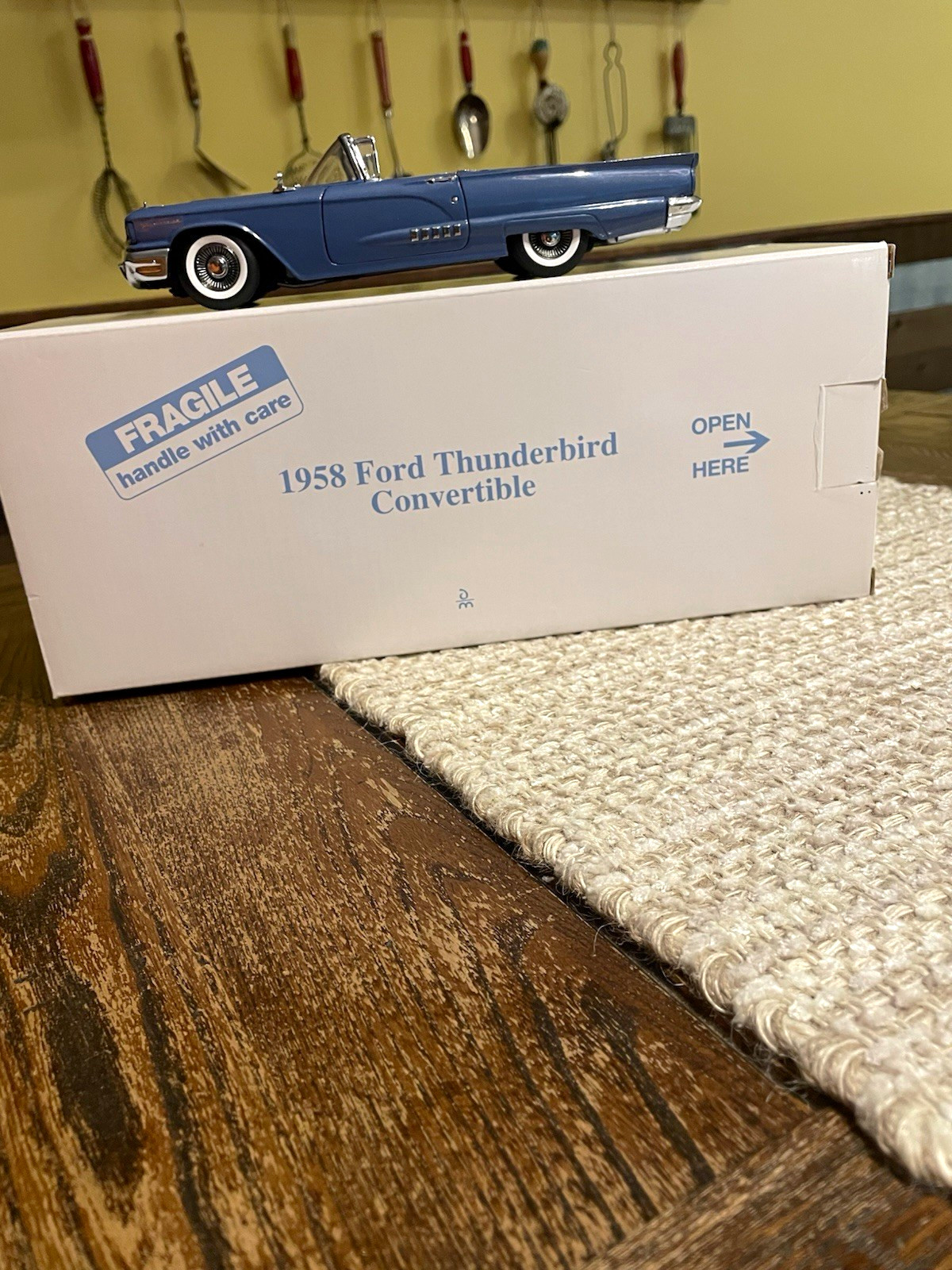 DANBURY MINT 1958 FORD THUNDERBIRD CONVERTIBLE IN MONARCH BLUE. 1:24 Scale / Box DANBURY MINT 1958 FORD THUNDERBIRD CONVERTIBLE IN MONARCH BLUE. 1:24 Scale / Box