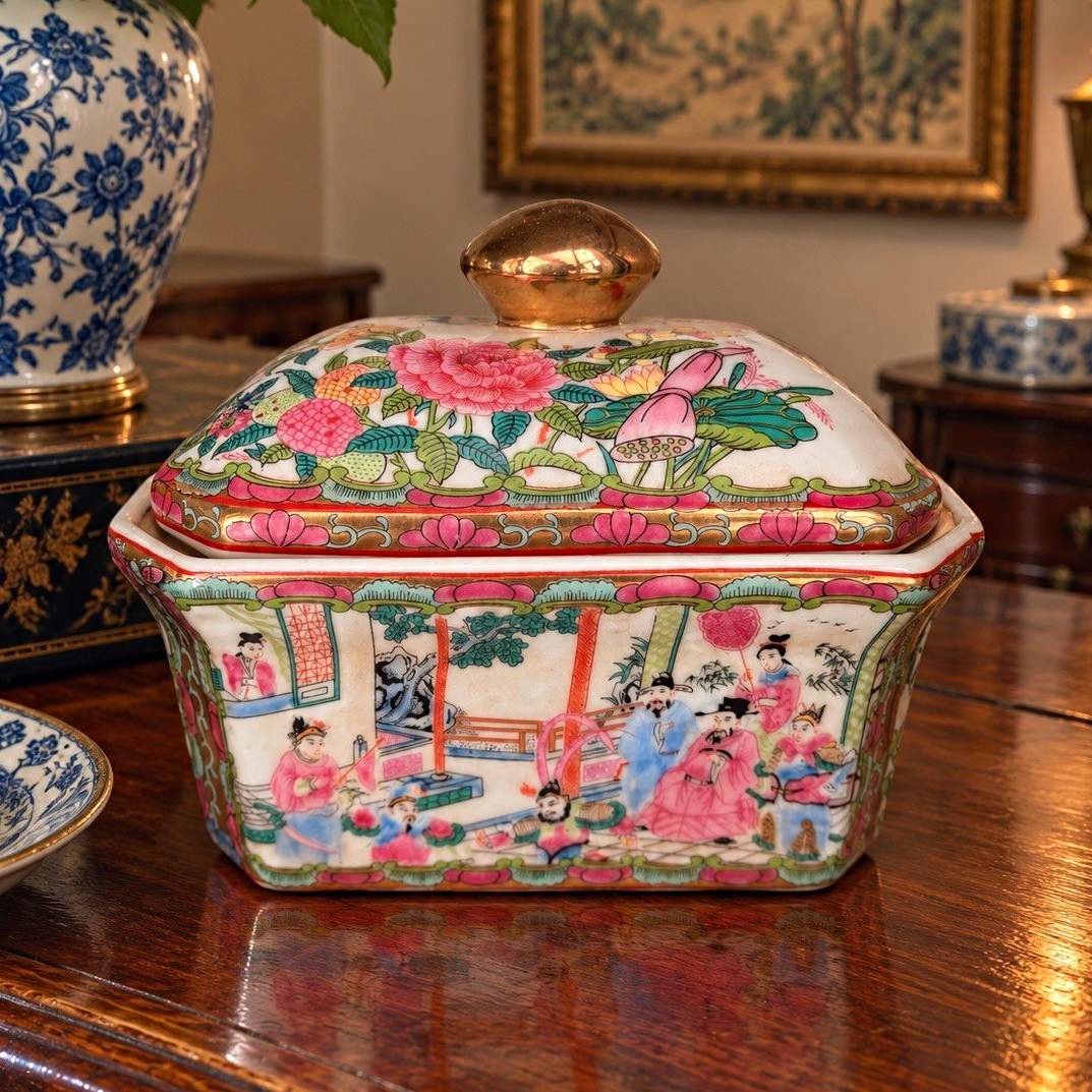 Vintage Chinese Famille Rose Rose Mandarin Porcelain Lidded Box Vintage Chinese Famille Rose Rose Mandarin Porcelain Lidded Box
