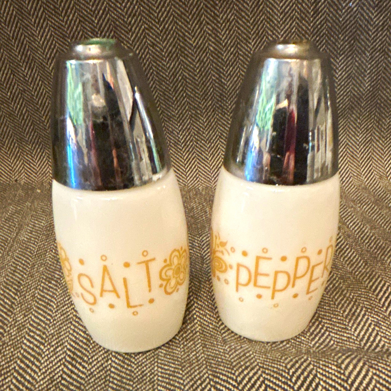 Vintage PYREX White Floral Salt & Pepper Shakers Set 2pc w/ Gold Silver Lids