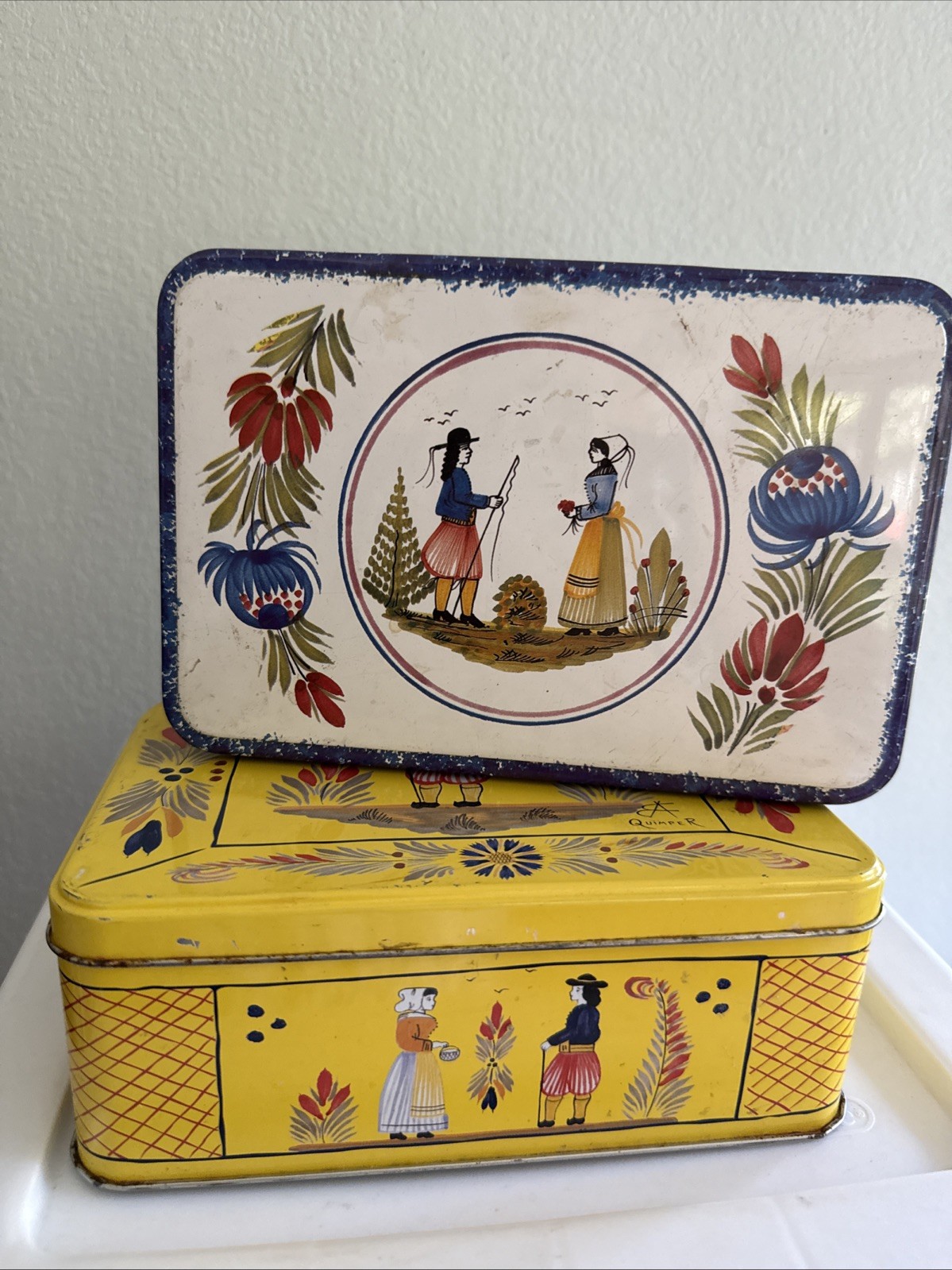 Lot 2 HB HENRIOT QUIMPER Breton Couple BISCUIT TIN metal box FRANCE Yellow White Lot 2 HB HENRIOT QUIMPER Breton Couple BISCUIT TIN metal box FRANCE Yellow White