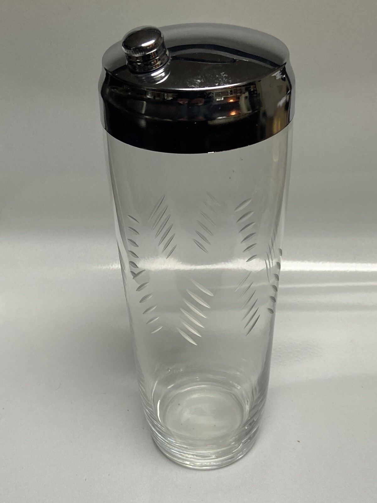 Nice Vintage 1960s High End Etched Glass Bar LARGE Cocktail Mixer Shaker MINTY Nice Vintage 1960s High End Etched Glass Bar LARGE Cocktail Mixer Shaker MINTY