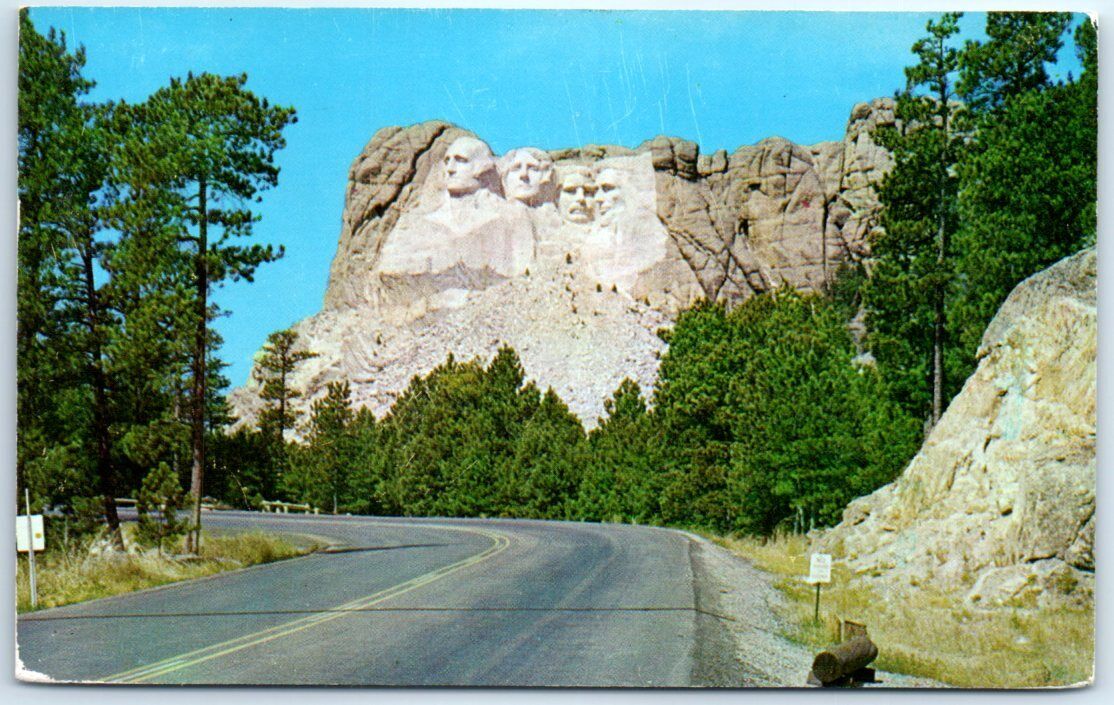 Postcard - Approach To Mount Rushmore Memorial, Black Hills - South Dakota