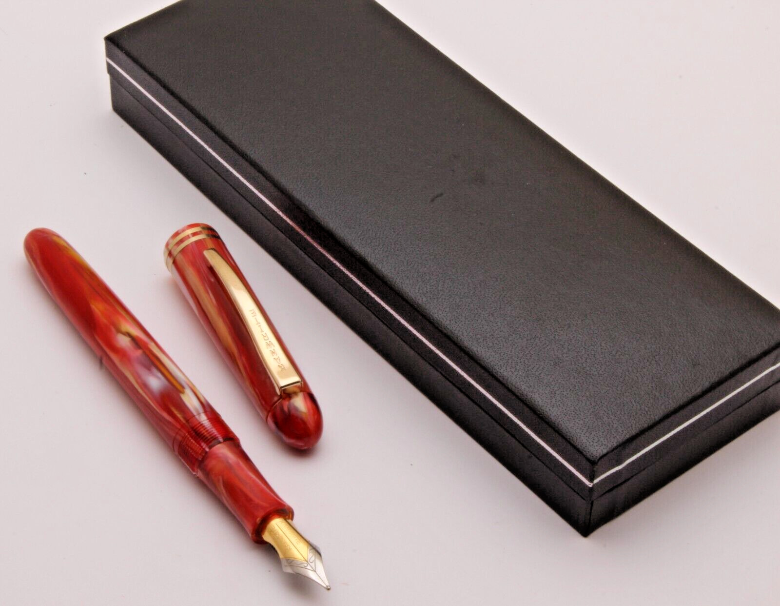 Kanwrite Desire Marble Red & White Resin Acrylic Fountain Pen Dualtone Nib