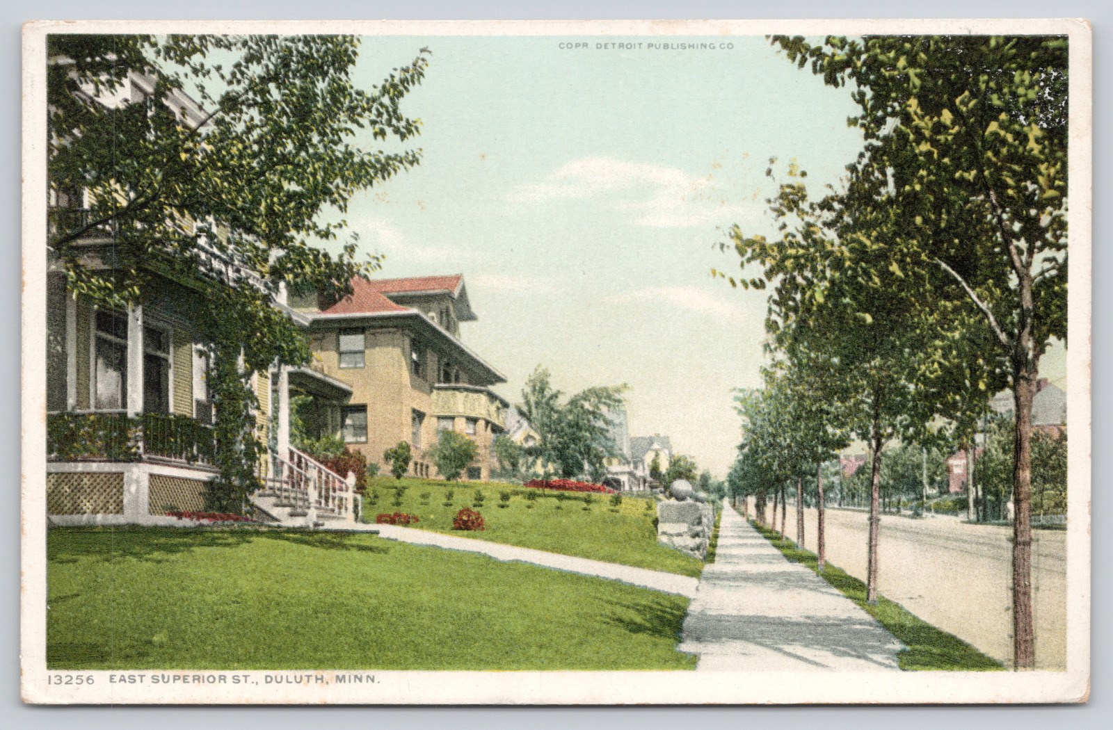 Postcard Duluth, Minnesota, East Superior Street, Residential A675
