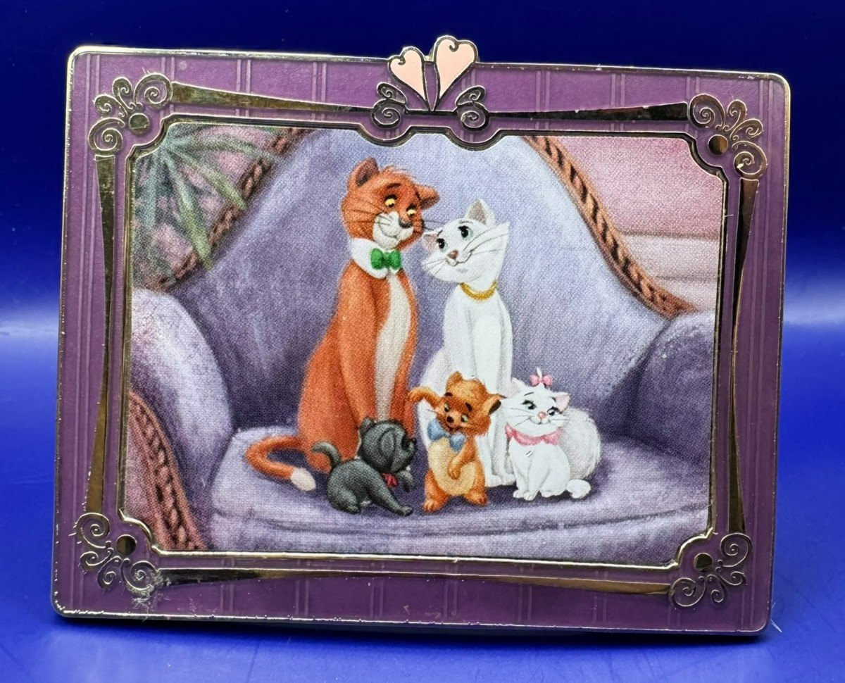 Disney Shopping 2008 Aristocasts Family Portrait Jumbo Easel LE 500 Pin