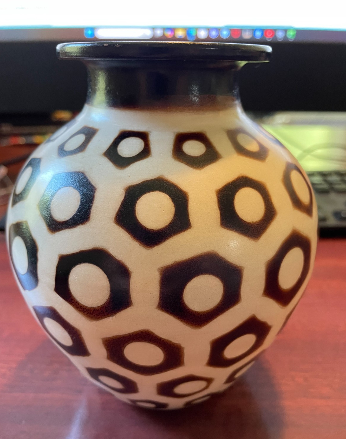 VINTAGE CHULUCANAS PERU SPOTTED GEOMETRIC DESIGN FOLK ART POTTERY VASE SIGNED 