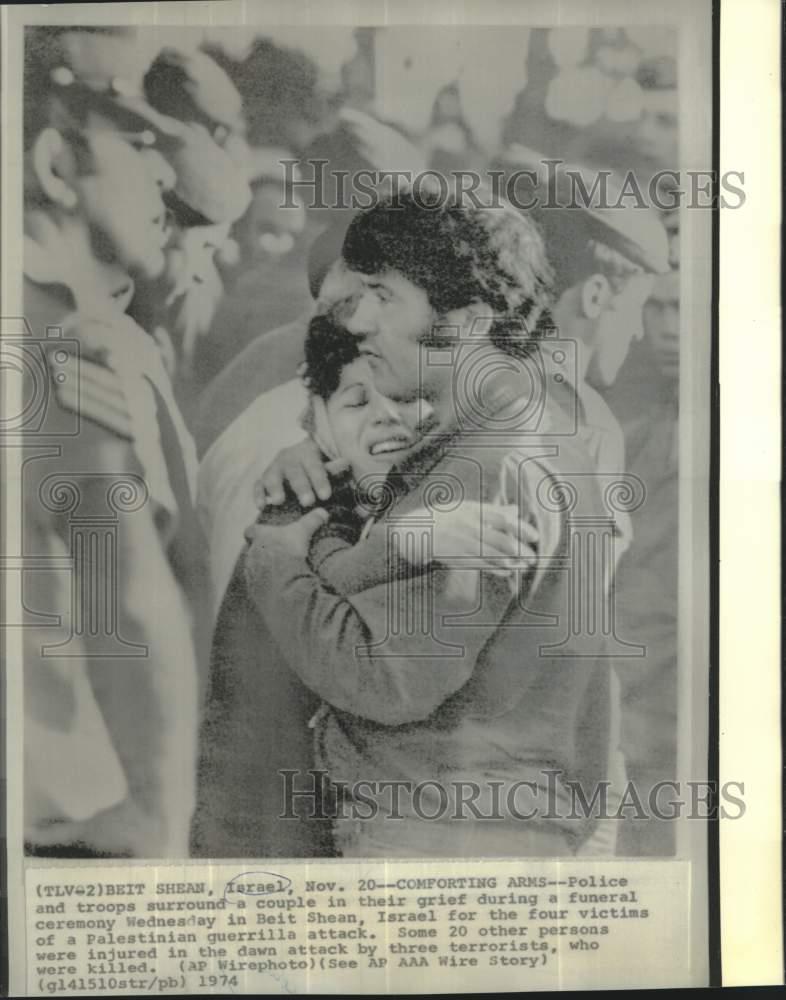 1974 Press Photo Police and troops surround couple at Beit Shean, Israel funeral 1974 Press Photo Police and troops surround couple at Beit Shean, Israel funeral