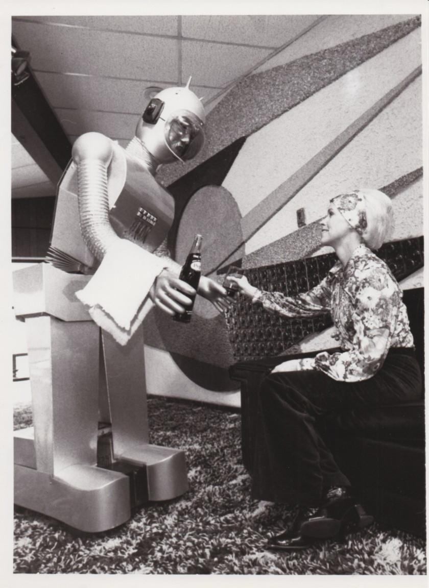 1981 Press Photo Ben Skora's Robot Arok with a Pepsi Cola Bottle