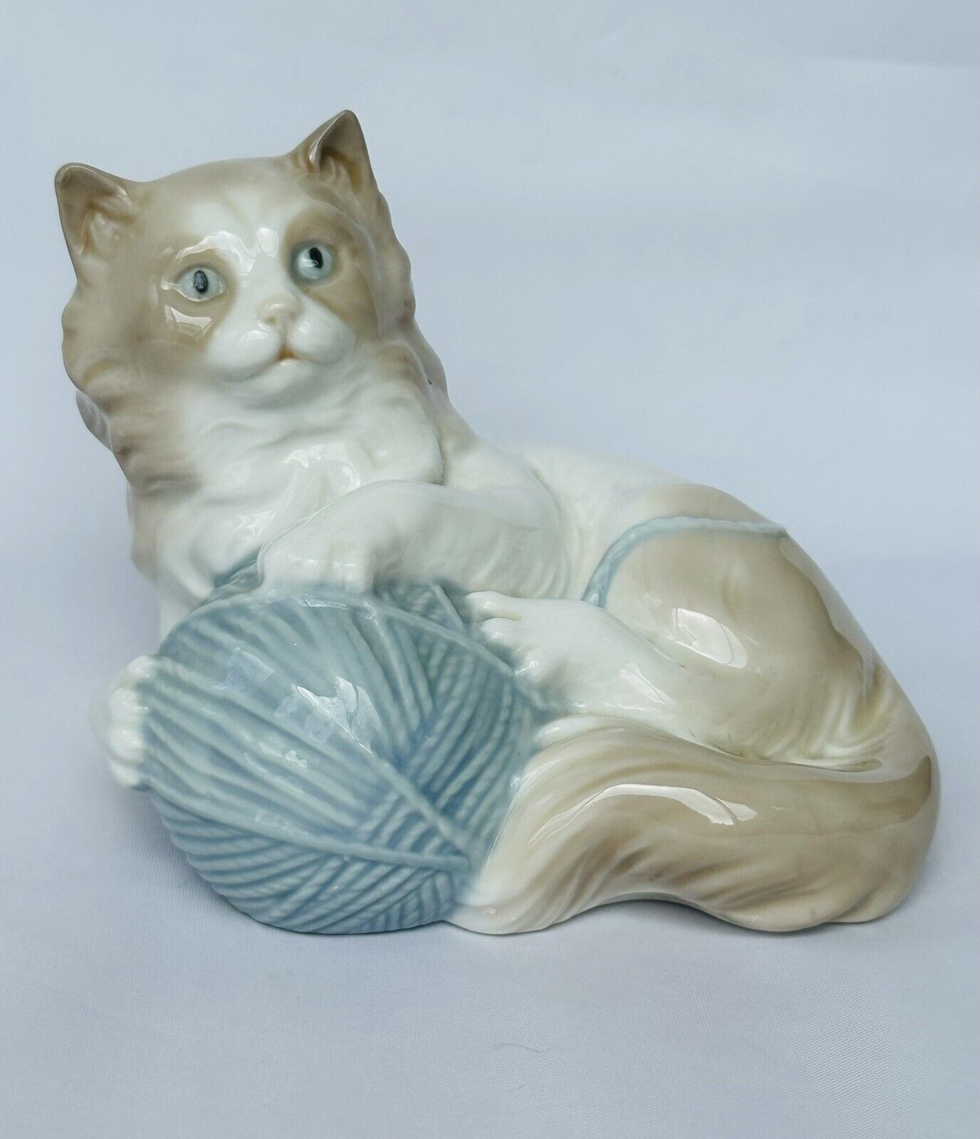 NAO By Lladro CAT WITH YARN BALL 257 VINTAGE 1980\'s 5.25\