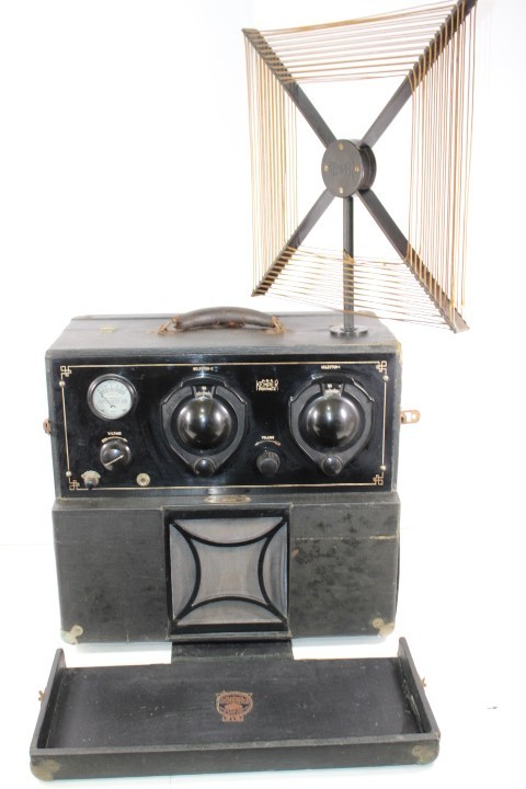 VINTAGE 20s PORTABLE KEMPER RADIO CORP MODEL K-52 WITH LOOP ANTENNA  OUTSTANDING