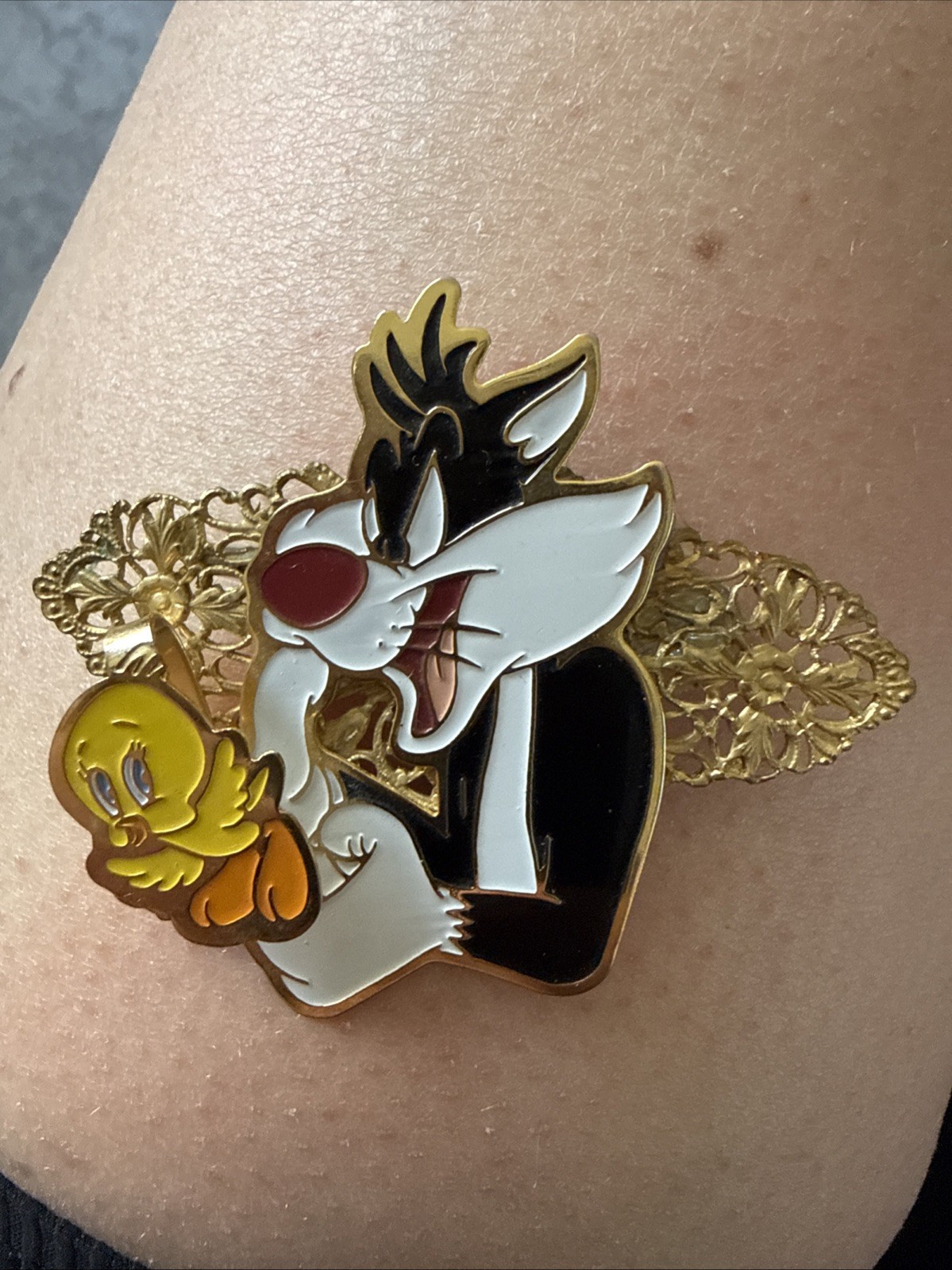 Sylvester Tweety Looney Tunes Logo Pin Badge Vintage Movie TV ANIMATED COMIC 96