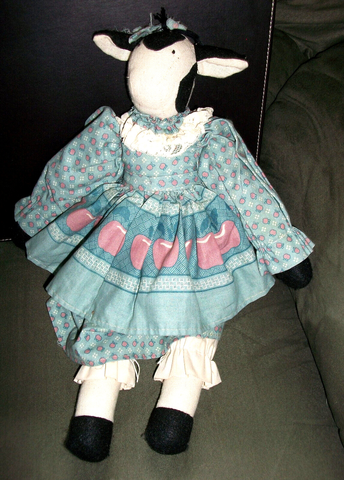 PRIMITIVE 1980\'S HANDMADE COW RAG Doll COUNTRY BLUE w/ APPLES Dress Farm House