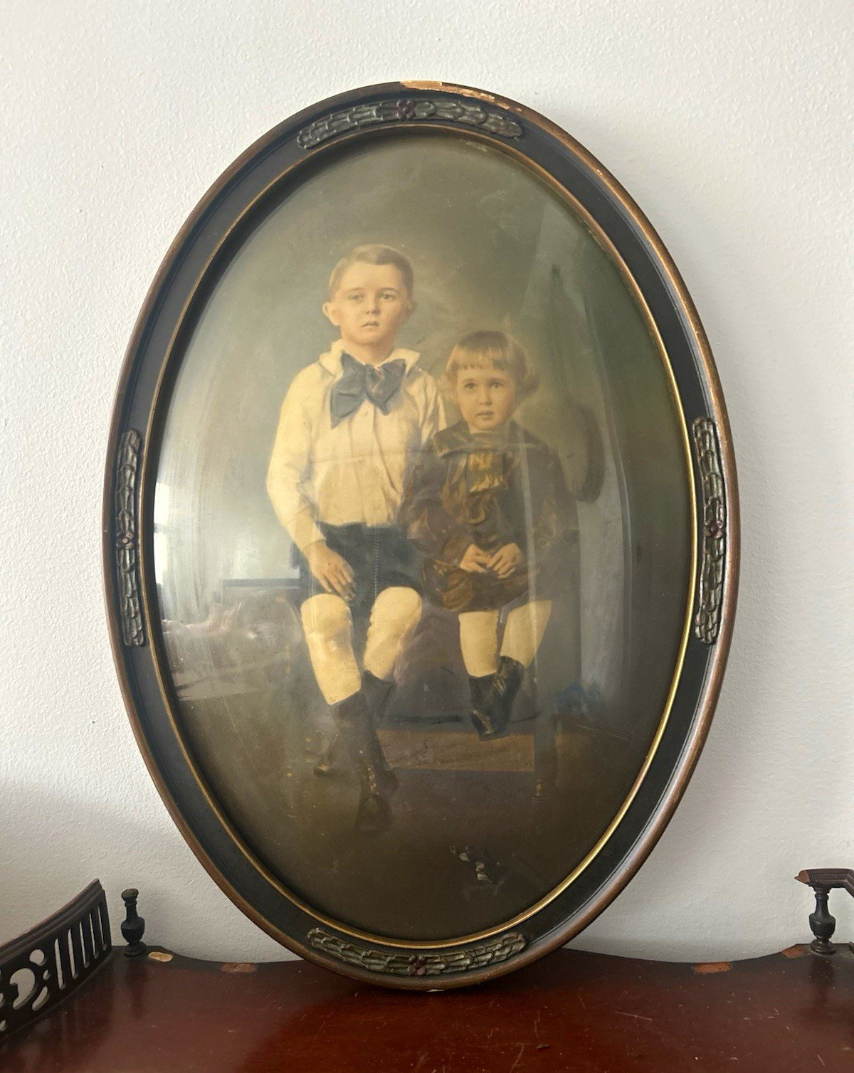 Antique oval picture frame with convex glass, containing a Victorian pastel port