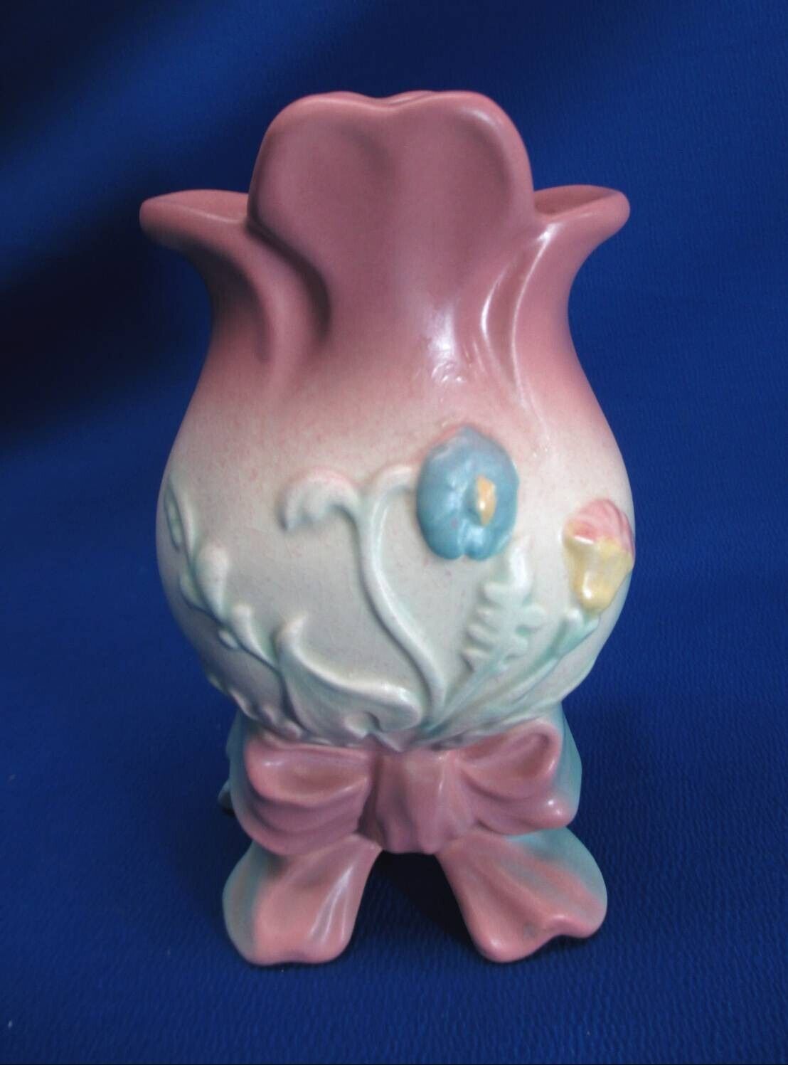 HULL POTTERY BOW KNOT PINK & BLUE FOOTED 6.25\