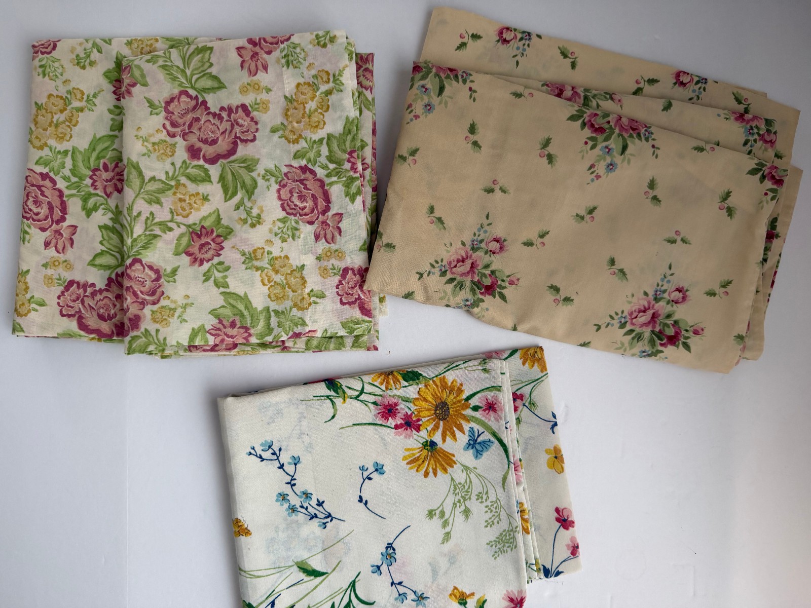Vintage lot of 4 pillow cases Floral prints. Standard size
