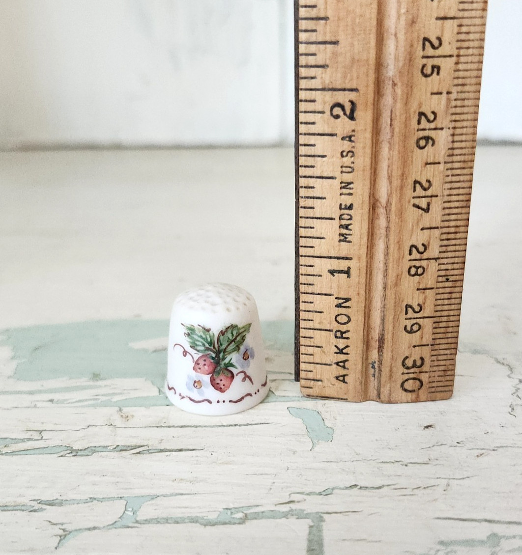 Artist SIGNED Handpainted STRAWBERRIES Bisque Porcelain Thimble Maxine Lindsey Artist SIGNED Handpainted STRAWBERRIES Bisque Porcelain Thimble Maxine Lindsey
