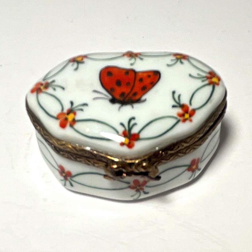 RARE Limoges Peint Main Hand-Painted Hinged Porcelain Trinket Box Ladybug Motif