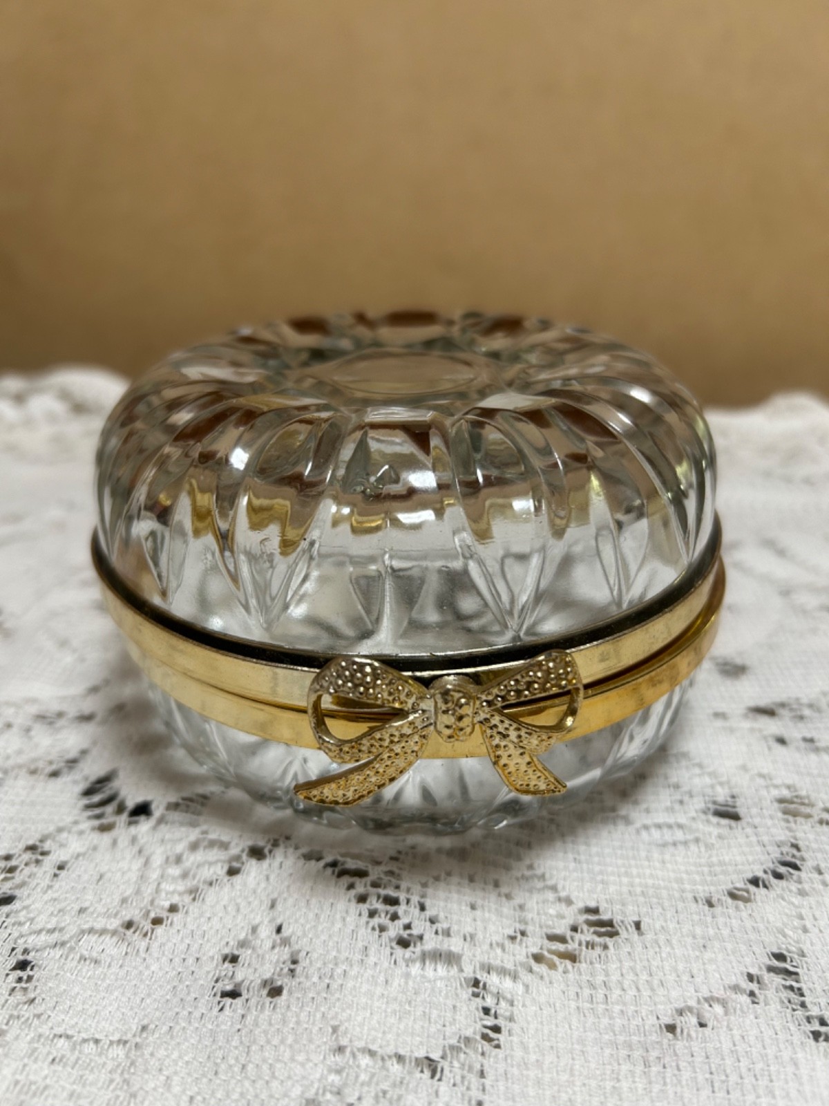 Vintage Clear Pressed Glass Dresser Trinket Jewelry Box Gold Toned Bow 5” Vintage Clear Pressed Glass Dresser Trinket Jewelry Box Gold Toned Bow 5”